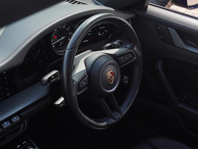 PORSCHE 911 Photo 8