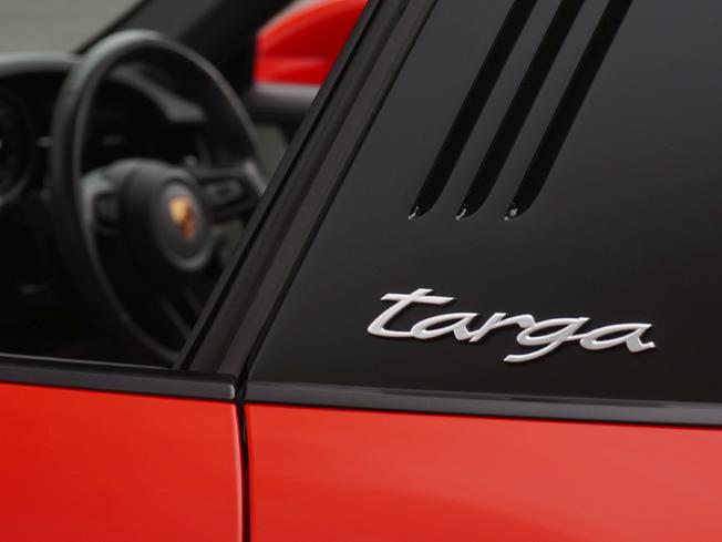 PORSCHE 911 Photo 8