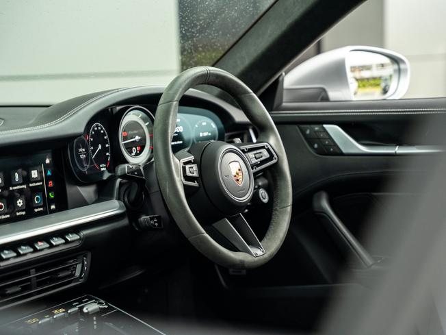 PORSCHE 911 Photo 10
