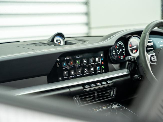 PORSCHE 911 Photo 17