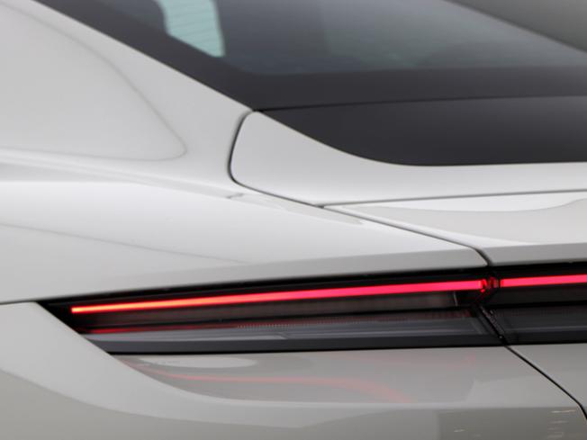 PORSCHE Taycan Photo 18