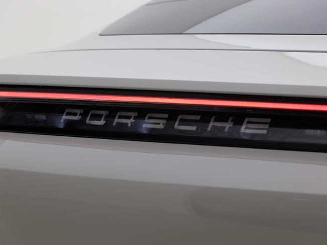 PORSCHE Taycan Photo 19