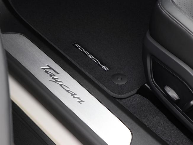 PORSCHE Taycan Photo 27