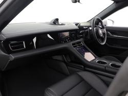 PORSCHE Taycan Photo 3