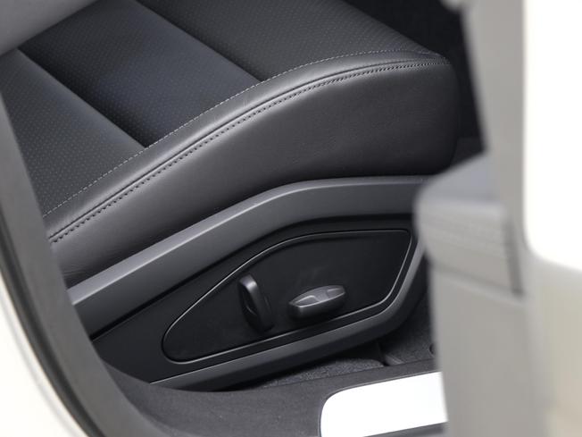 PORSCHE Taycan Photo 30