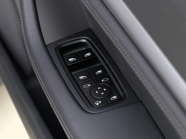 PORSCHE Taycan Photo 31
