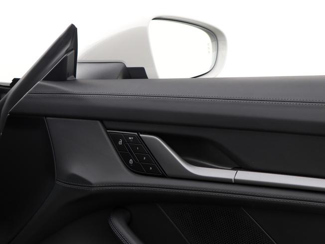 PORSCHE Taycan Photo 32