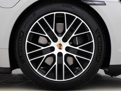 PORSCHE Taycan Photo 4