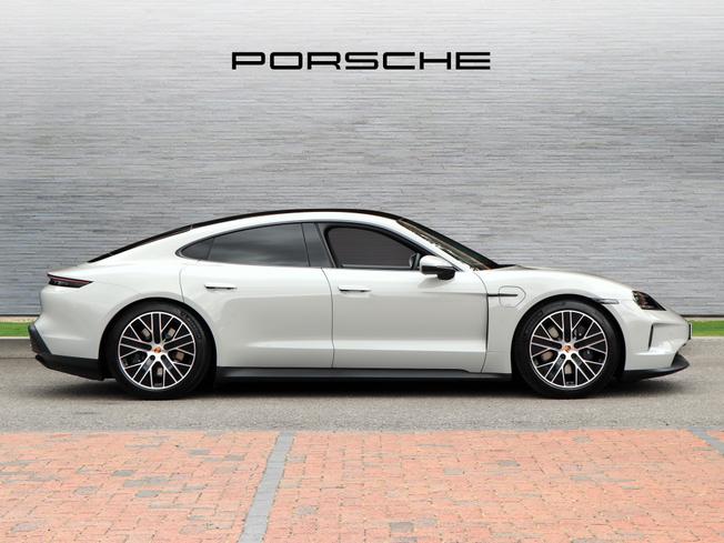 PORSCHE Taycan Photo 8