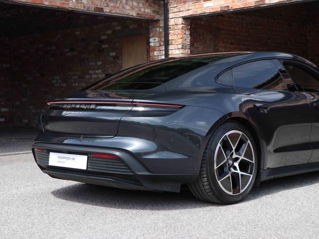 PORSCHE Taycan Photo 10