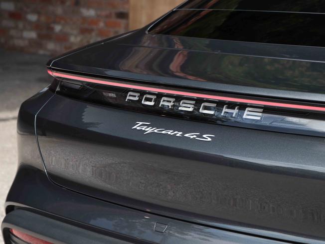 PORSCHE Taycan Photo 11