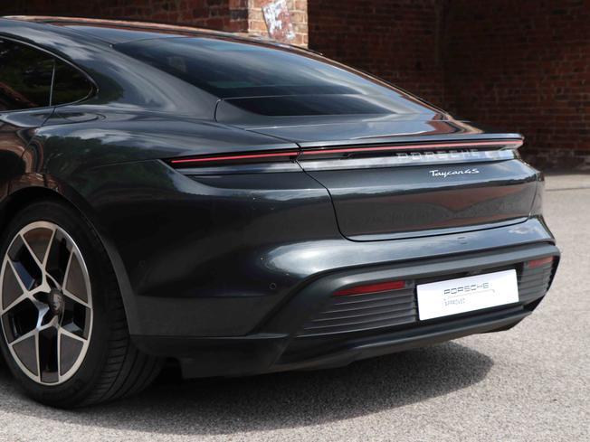 PORSCHE Taycan Photo 12