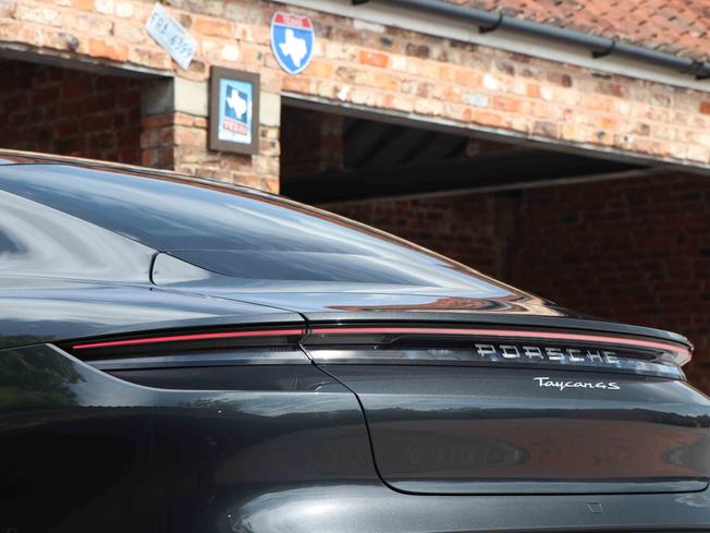 PORSCHE Taycan Photo 13