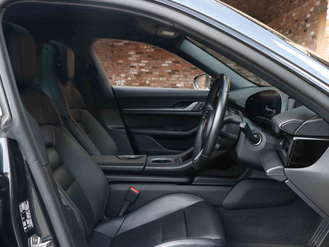 PORSCHE Taycan Photo 15