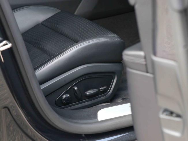 PORSCHE Taycan Photo 16