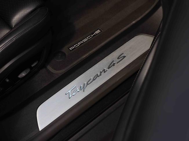 PORSCHE Taycan Photo 17