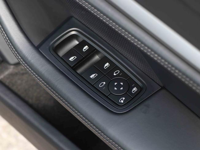 PORSCHE Taycan Photo 18