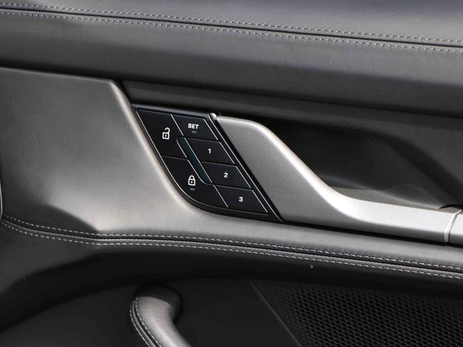 PORSCHE Taycan Photo 19