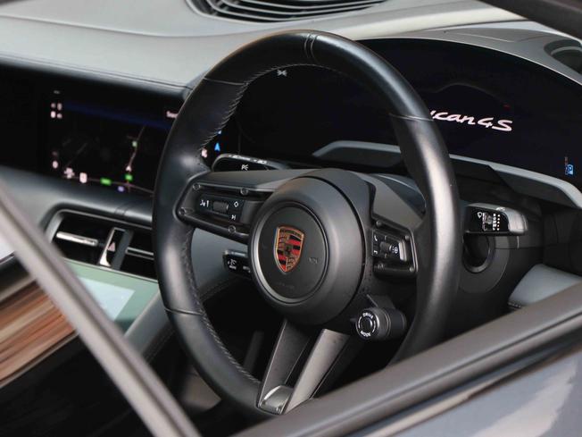 PORSCHE Taycan Photo 23