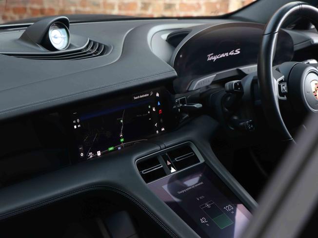 PORSCHE Taycan Photo 25