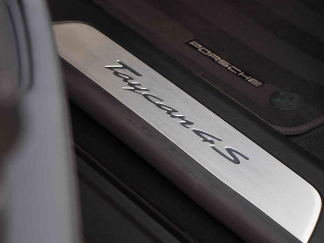 PORSCHE Taycan Photo 26