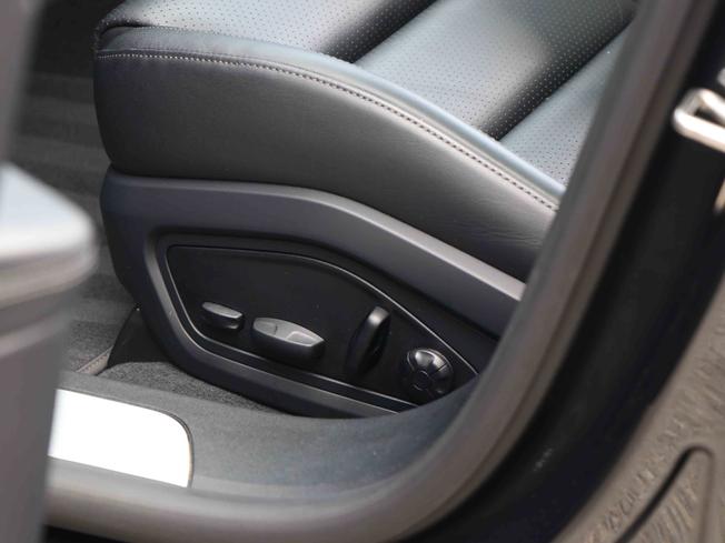 PORSCHE Taycan Photo 27