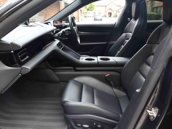 PORSCHE Taycan Photo 28