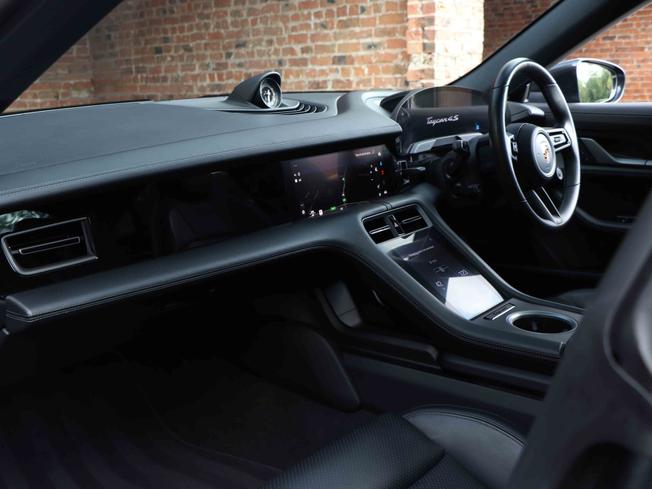 PORSCHE Taycan Photo 3