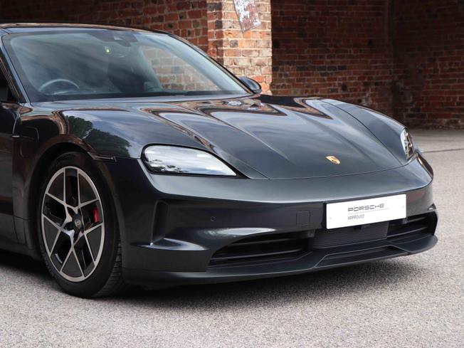 PORSCHE Taycan Photo 32