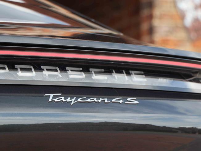 PORSCHE Taycan Photo 38