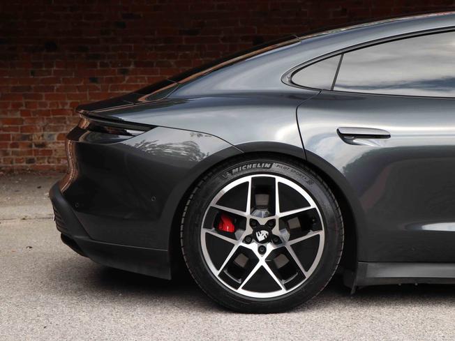 PORSCHE Taycan Photo 4