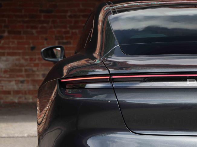 PORSCHE Taycan Photo 9