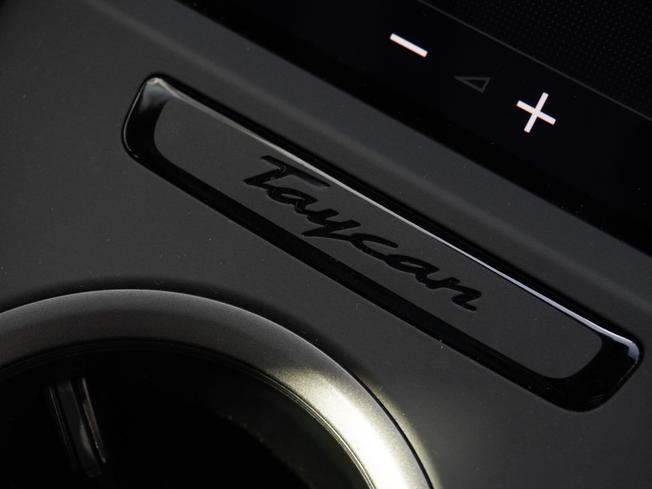 PORSCHE Taycan Photo 41