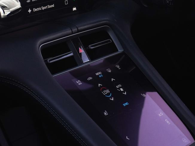 PORSCHE Taycan Photo 43