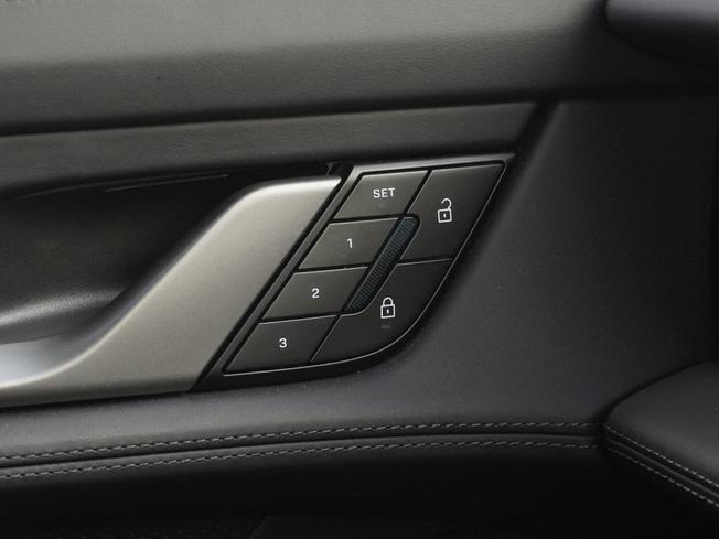 PORSCHE Taycan Photo 44