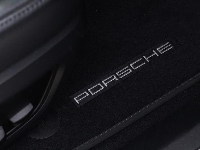PORSCHE Taycan Photo 47