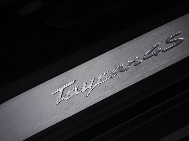 PORSCHE Taycan Photo 49