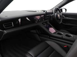 PORSCHE Taycan Photo 3