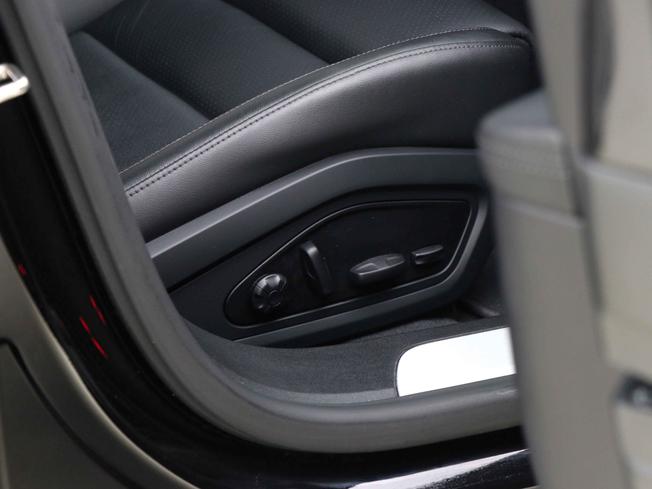 PORSCHE Taycan Photo 35