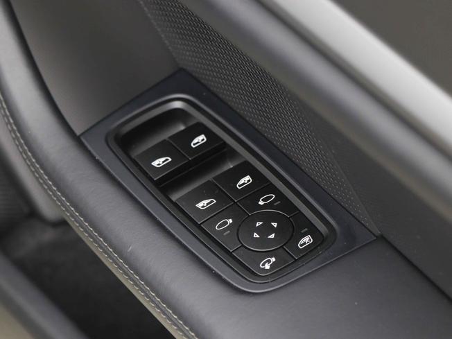 PORSCHE Taycan Photo 36