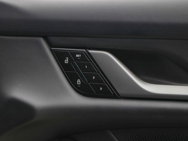 PORSCHE Taycan Photo 37