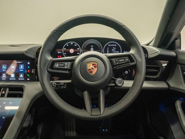 PORSCHE Taycan Photo 12