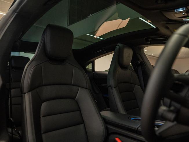 PORSCHE Taycan Photo 13