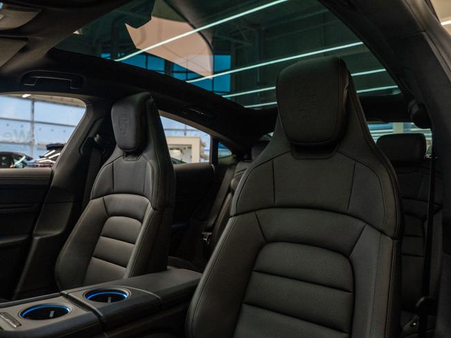 PORSCHE Taycan Photo 15