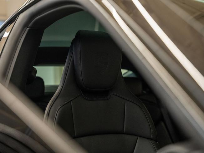 PORSCHE Taycan Photo 16