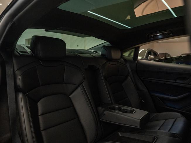 PORSCHE Taycan Photo 17