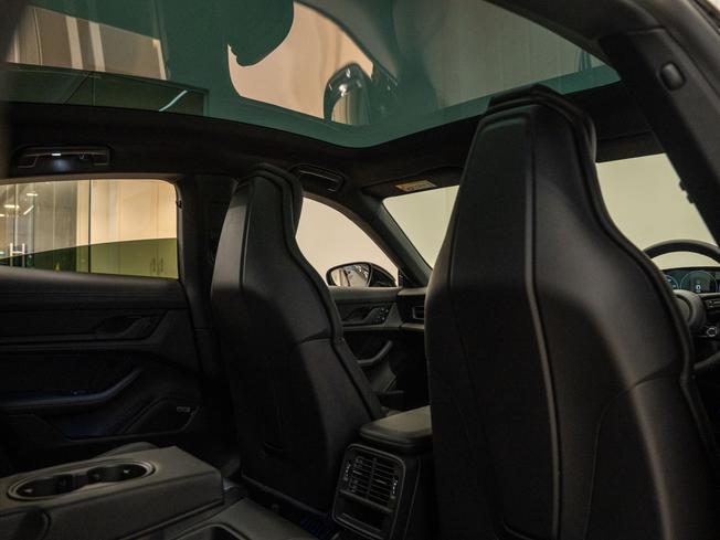 PORSCHE Taycan Photo 18