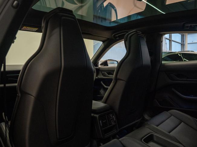 PORSCHE Taycan Photo 19