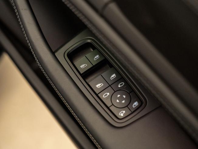 PORSCHE Taycan Photo 25