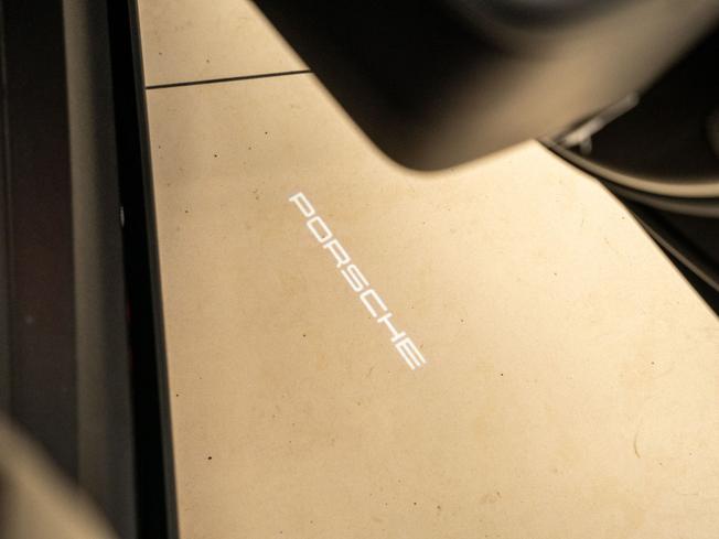 PORSCHE Taycan Photo 27